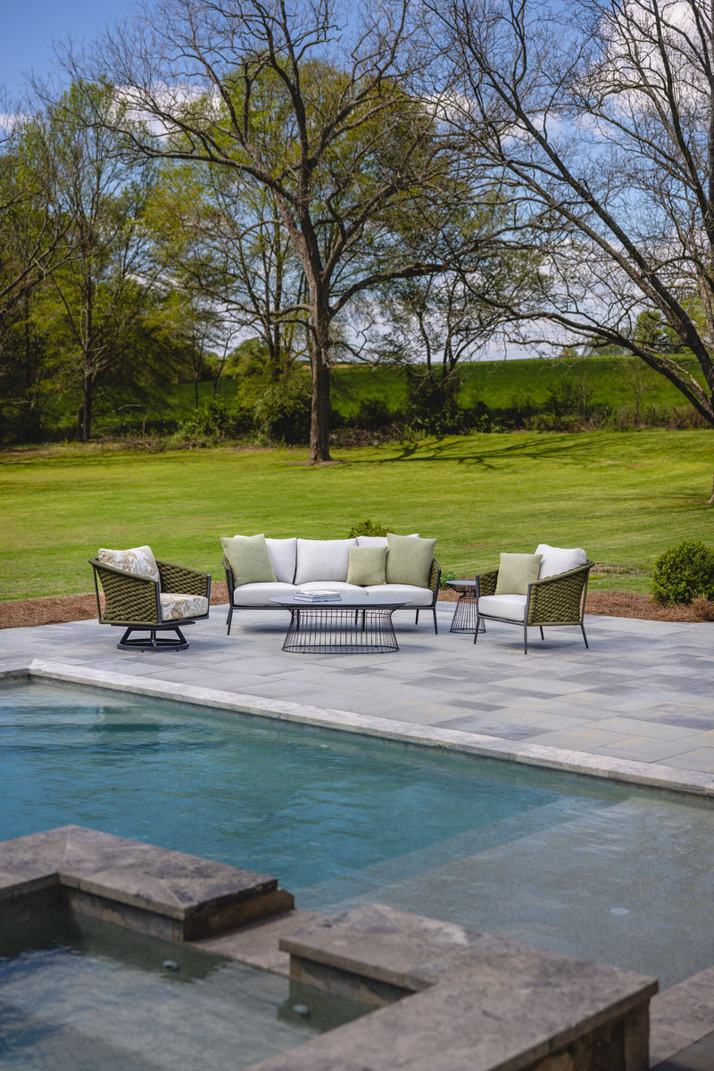 Lloyd Flanders Escape Swivel Lounge Chair